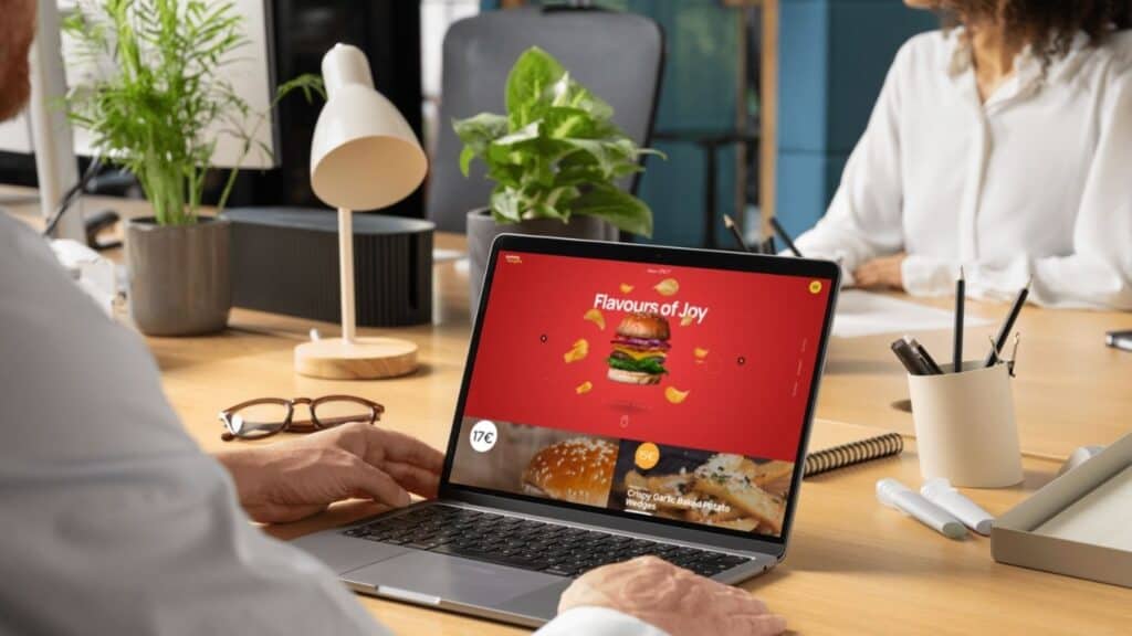 Person arbeitet an einer professionellen Website für ein Restaurant – modernes Webdesign als Erfolgsfaktor im digitalen Auftritt.