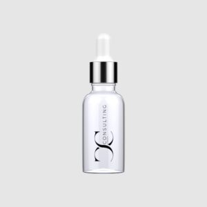 Transparente Glasflasche mit silbernem Pipettenverschluss, vertikales „CC Consulting“ Logo auf dem Etikett, vor grauem Hintergrund.