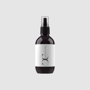 Dunkle Sprühflasche mit transparentem Deckel und weißem Etikett mit vertikalem CC Consulting Logo auf hellem Hintergrund.
