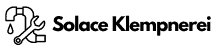 Logo der Firma „Solace Klempnerei“ mit stilisierter Rohrzange, die in das Schriftbild integriert ist. Schlichtes, schwarzes Design auf transparentem Hintergrund.