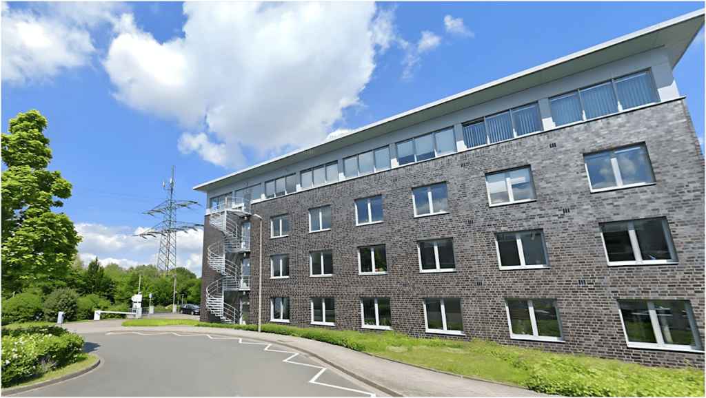 Außenansicht des Bürogebäudes von CC Consulting mit moderner Architektur und grüner Umgebung.
