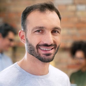 Authentischer Mann im Büro, professionell, freundlich, moderne Arbeitsumgebung.