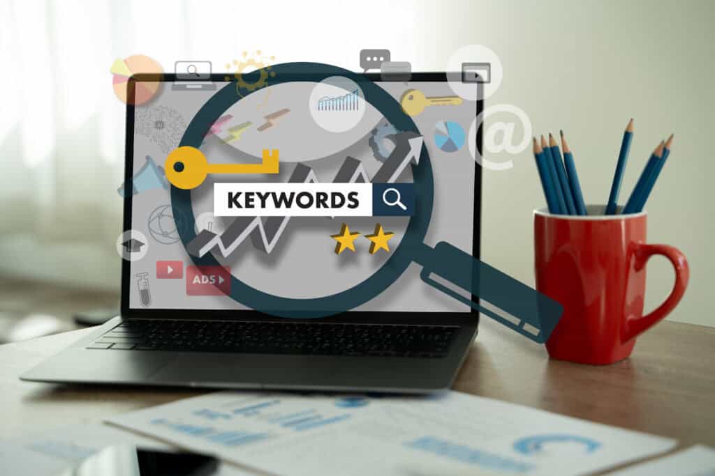 Keyword-Analyse als Grundlage, um eine professionelle Website erstellen lassen zu können – gezielte SEO-Strategie am Laptop.