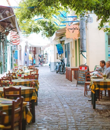Gemütliche Straßencafé-Terrasse in einer charmanten Stadtstraße, ideal für erholsame Pausen.