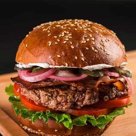 Saftiger Burger mit Rindfleisch, Tomaten und Salat.