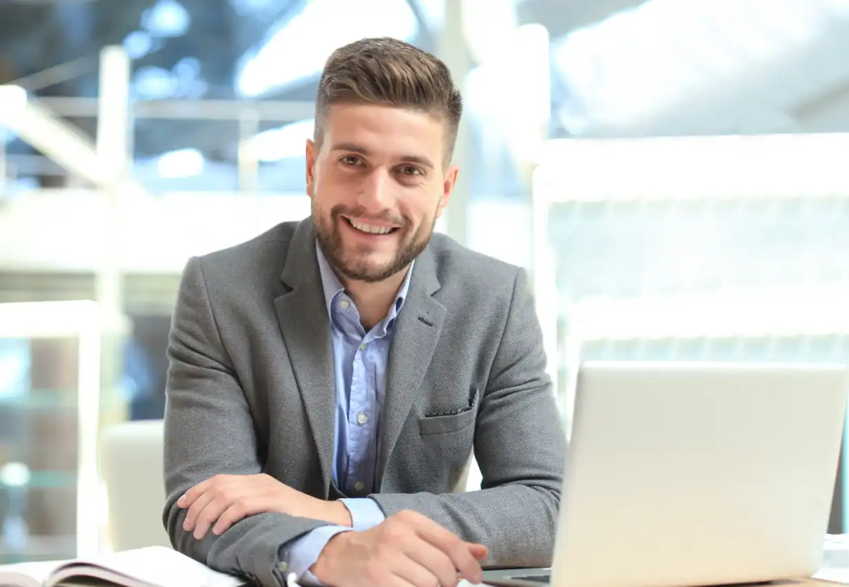 Zufriedener Kunde der CC Consulting GmbH im Business-Outfit lächelt in die Kamera – Testimonial für erfolgreiche Zusammenarbeit