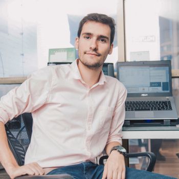 Zufriedener Kunde nach erfolgreicher Local SEO-Optimierung, bereit für positives Feedback zur lokalen Sichtbarkeit.