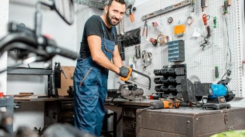 Handwerker bei der Arbeit in seiner Werkstatt – ideal für eine authentische Handwerker Website mit starkem lokalen Bezug.