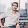 Zufriedener Kunde nach erfolgreicher Local SEO-Optimierung, bereit für positives Feedback zur lokalen Sichtbarkeit.